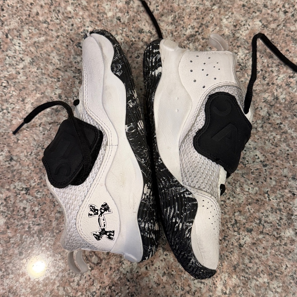 Size 1 Boys Under Armour GS Zone BB 2 Black/White Basketball